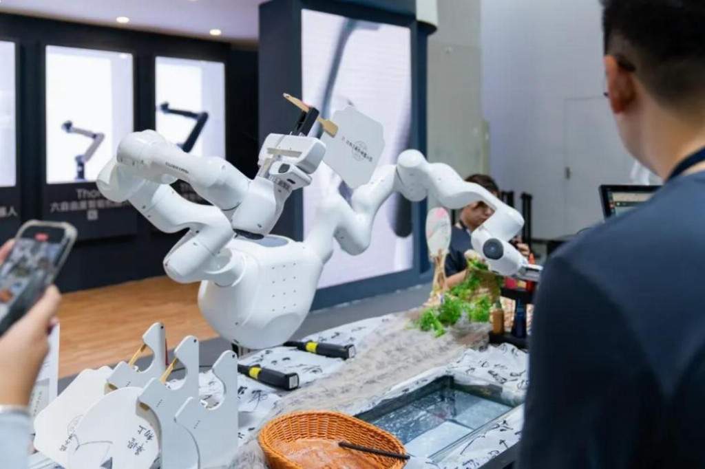 智能机器人创新方案亮相，探索工业自动化与科研应用新路径(图11)