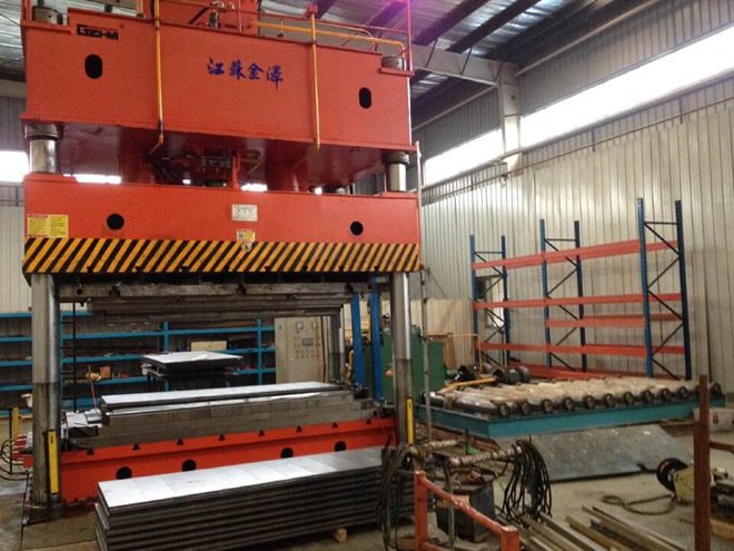 四柱式液压机结构特点与性能参数全解析(图1)