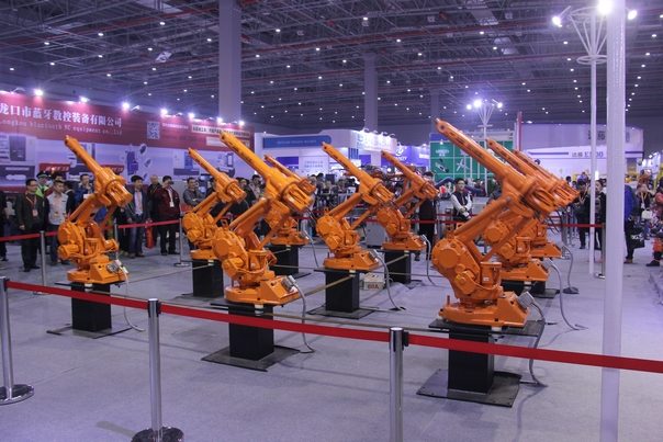 中国国际五金博览会规模创新高 智能机器人引热议(图4)